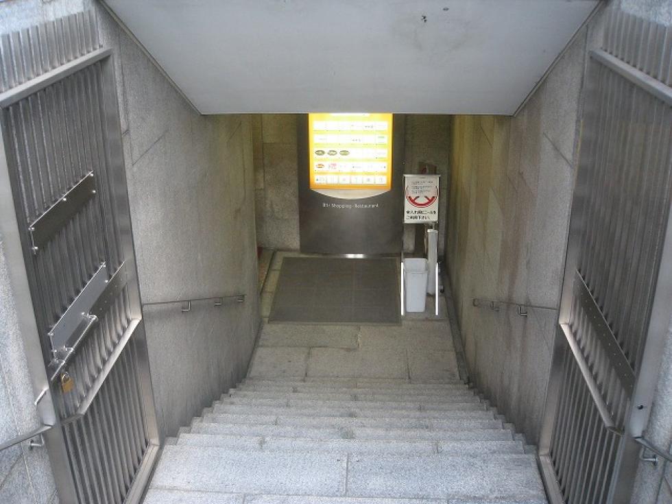 地下出入り用階段