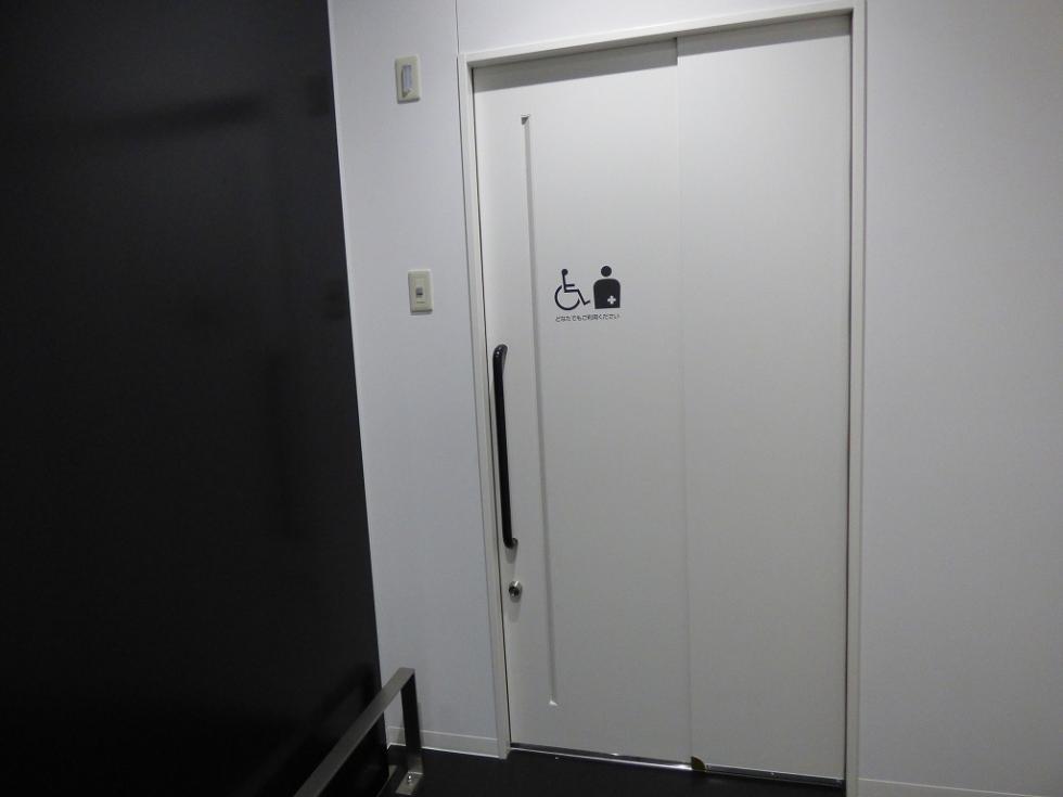 1階多目的トイレ出入口