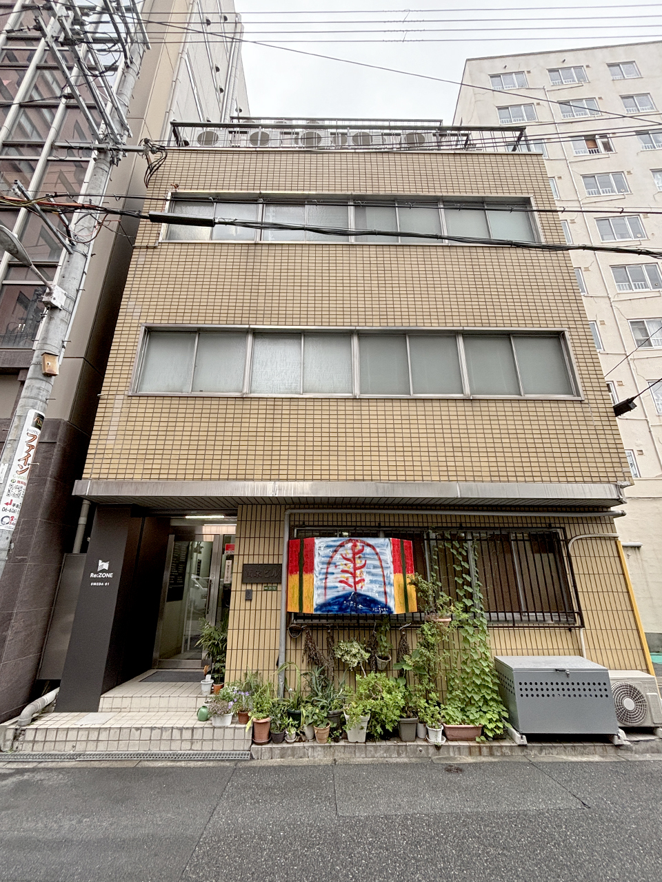 Re:ZONE Umeda 01 (Rental office in Man&#39;ei Building)