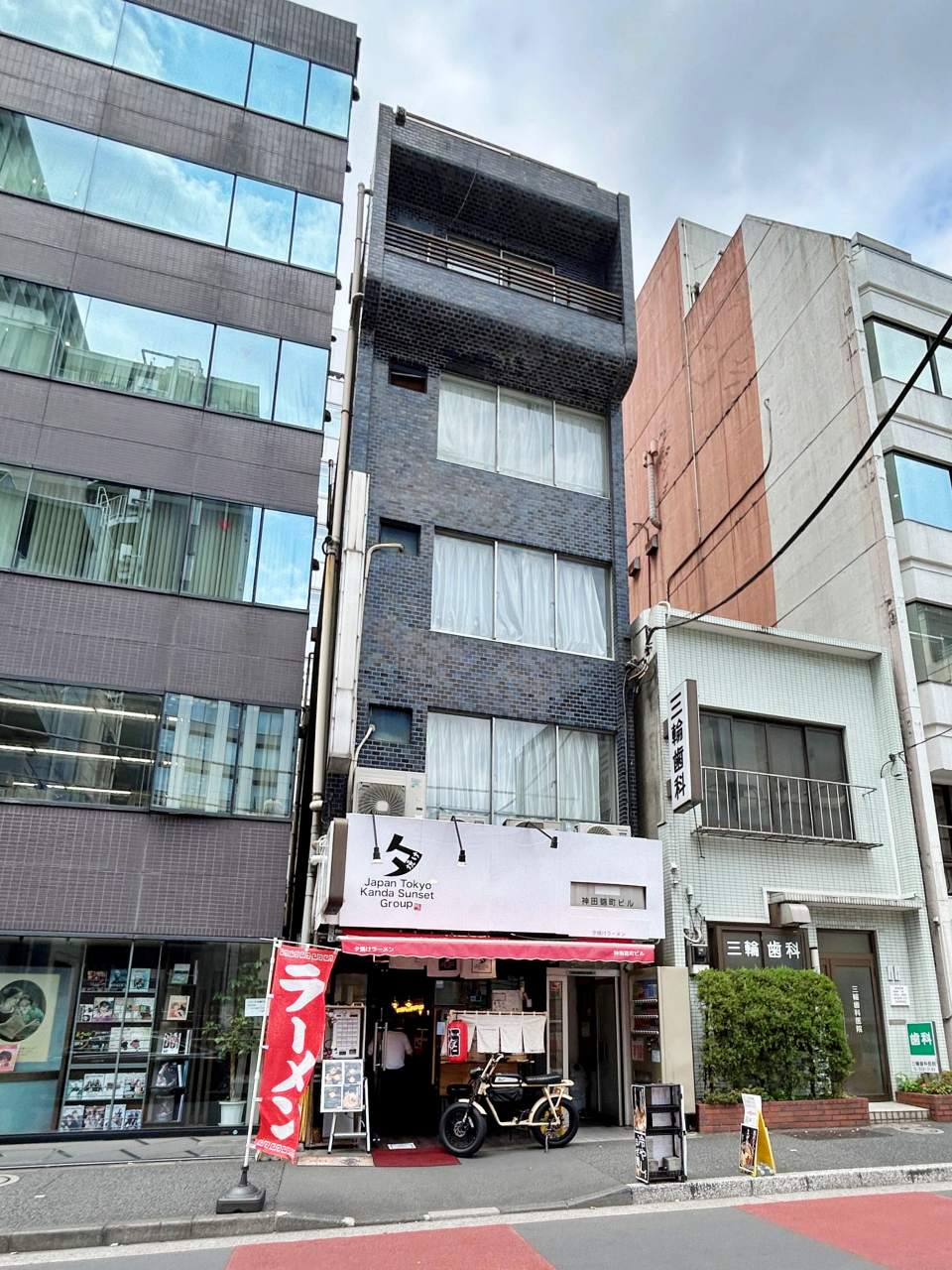 Kanda Nishikicho Building (Red Snow Kanda Nishikicho Building)