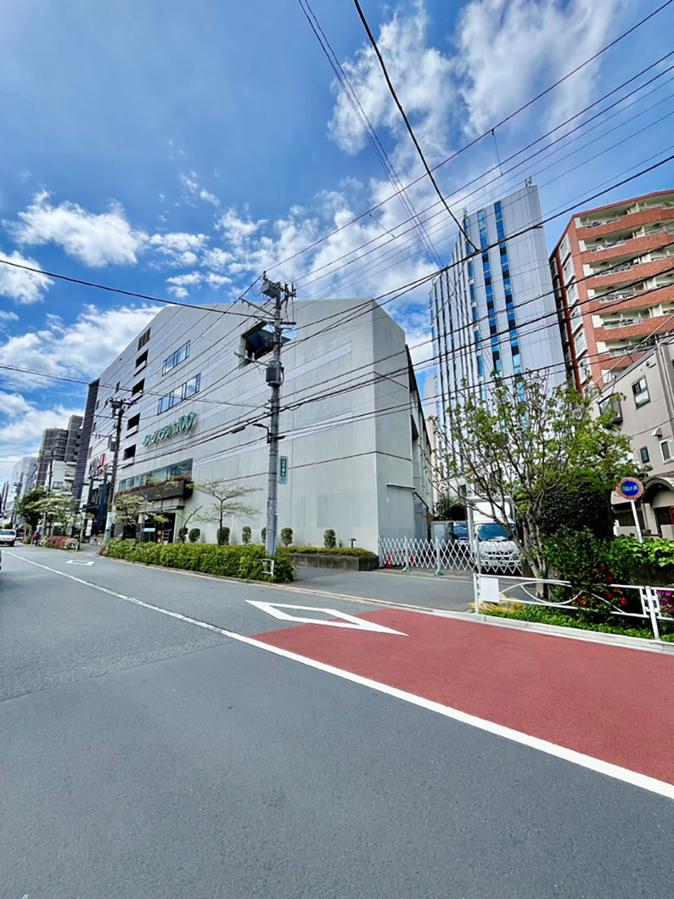 In front of Tokyu Fudobuilding