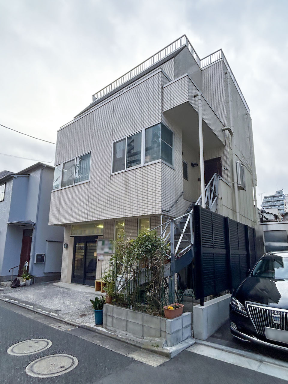 Tree-lined streetbuilding