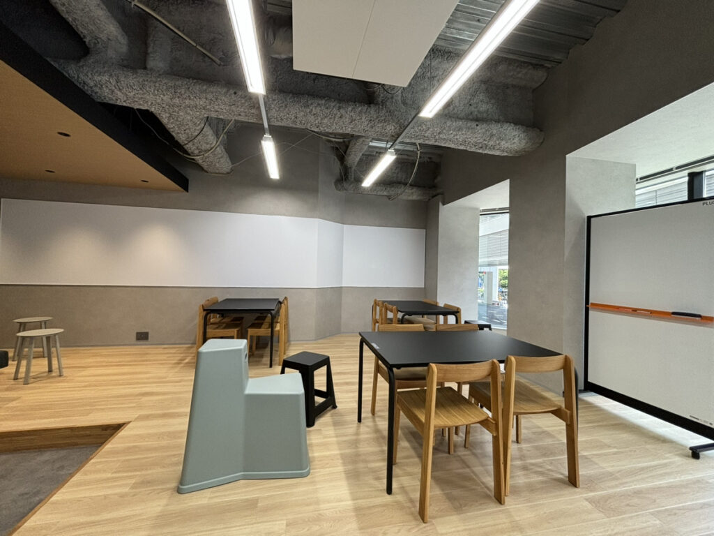 【セットアップ】六本木エリア・大きなスクリーン付きのコラボレーションスペースを確保☆シンプルなデザイン内装の落ち着いたオフィス環境！