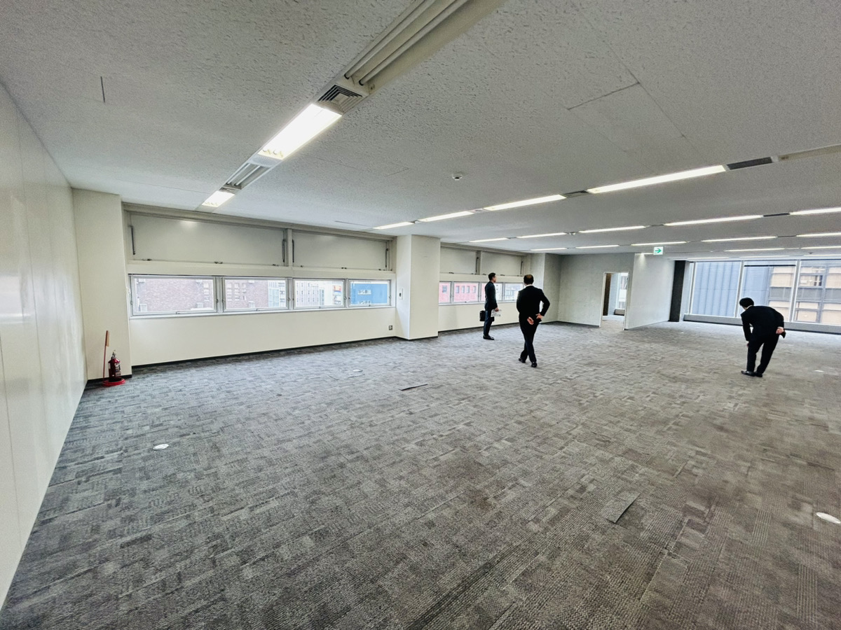 【居抜き】四ツ橋駅徒歩すぐに約90坪居抜きオフィスが登場しました。天井高2.7メートルで開放感も抜群です！