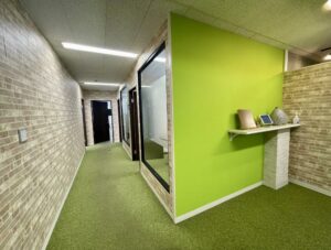 【居抜き】渋谷エリア・グリーンの配色をメインとした居抜きオフィス  3面採光で明るい！！約60坪の解放感溢れるゆったり空間です。