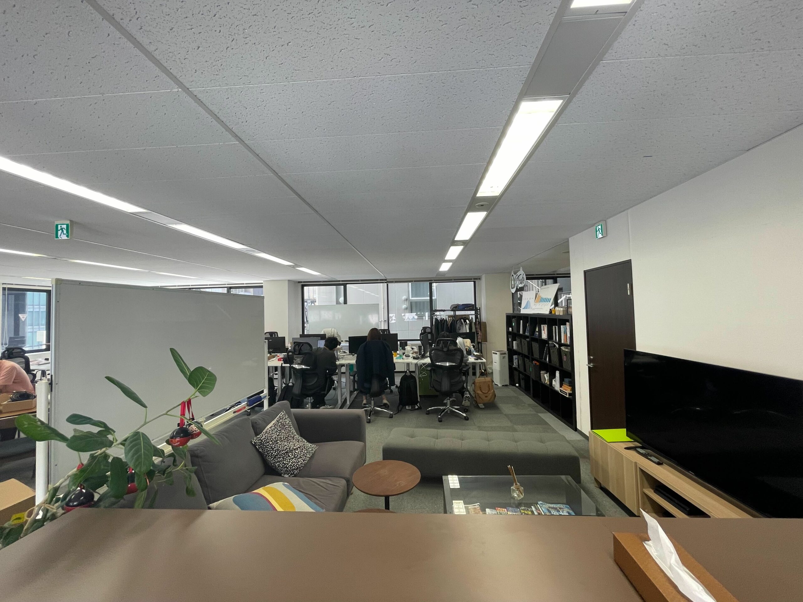 【居抜き】渋谷エリア・グリーンの配色をメインとした居抜きオフィス  3面採光で明るい！！約60坪の解放感溢れるゆったり空間です。