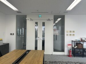 【居抜き】日本橋本石町3丁目エリア・募集期限迫る！フレキシブルに利用可能な個室と、解放感あふれるシンプルオフィス！！